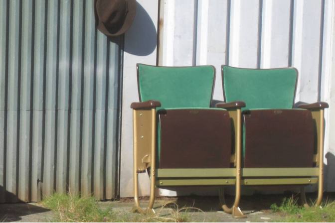 Oude houten bioscoopstoelen