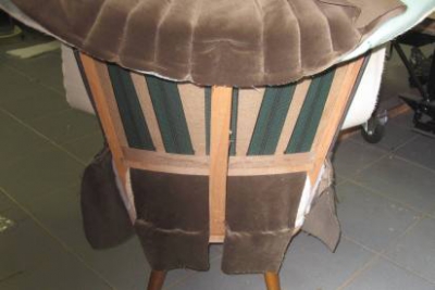 oude cocktail fauteuil in de steigers